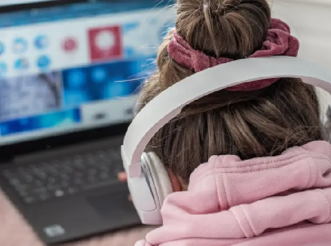 dziewczynka w słuchawkach laptop