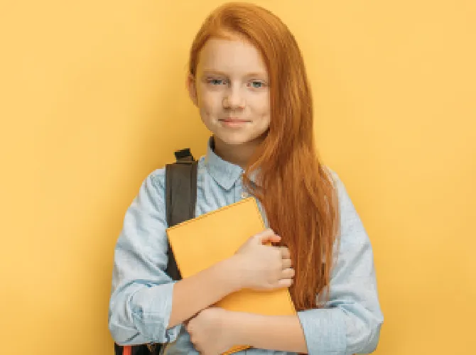 Dziewczyna z plecakiem i książką na żółtym tle